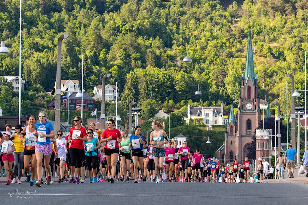 Feltet på vei ut fra torget, med Bragernes kirke i bakgrunnen