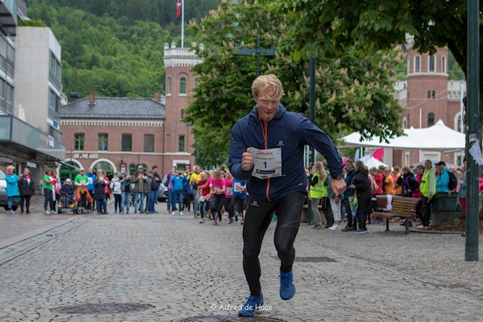 Haren løper foran feltet, 2017