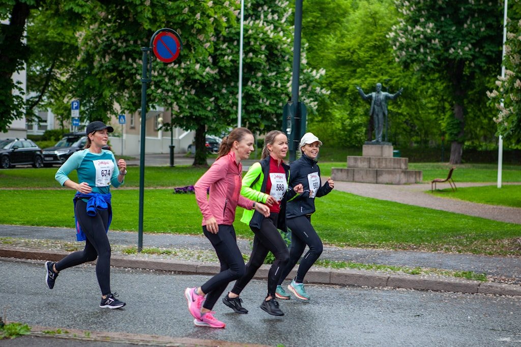 Tre løpere langs Drammenselva, 2022